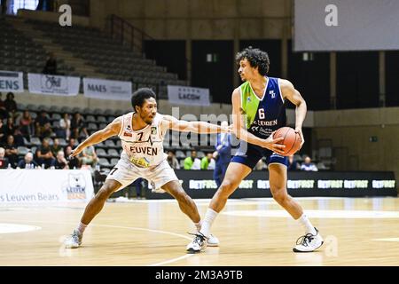 KeVaughn Allen di Leuven e il Worthy de Jong di Leiden hanno rappresentato in azione durante una partita di basket tra Leuven Bears (Belgio) e Zorg en Zekerheid Leiden (Paesi Bassi), mercoledì 01 giugno 2022 a Leuven, la prima tappa delle quarti di finale del campionato di basket di prima divisione della 'BNXT League'. BELGA FOTO TOM GOYVAERTS Foto Stock