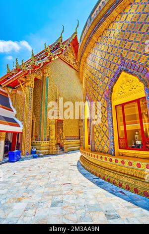 Il cortile rotondo e i santuari dorati del tempio di Wat Ratchabophit, Bangkok, Thailandia Foto Stock