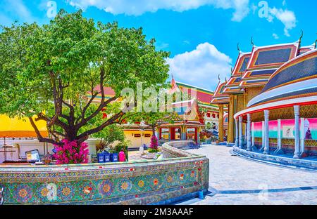 BANGKOK, THAILANDIA - 23 APRILE 2019: Il cortile del tempio Wat Ratchabophit con decorazioni in ceramica, il 23 aprile a Bangkok, Thailandia Foto Stock