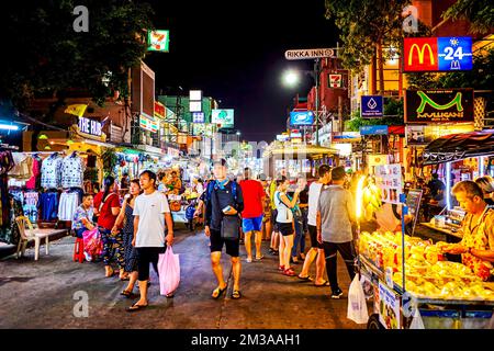 BANGKOK, THAILANDIA - 23 APRILE 2019: Locali e turisti pigri passeggiata lungo Khaosan Road passando numerose bancarelle alimentari con cibo tailandese e cinese e sna Foto Stock