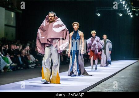 I modelli mostrano gli articoli del secondo anno di laurea durante la sfilata di moda di fine anno che mostra le creazioni di studenti del corso di laurea e master del dipartimento di moda della Royal Academy of fine Arts - AP Hogeschool, ad Anversa, . FOTO DI BELGA JONAS ROOSENS Foto Stock