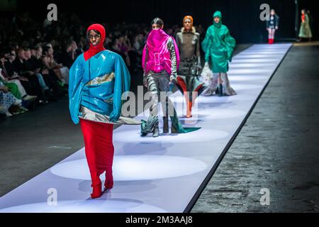 I modelli mostrano gli articoli del secondo anno di laurea durante la sfilata di moda di fine anno che mostra le creazioni di studenti del corso di laurea e master del dipartimento di moda della Royal Academy of fine Arts - AP Hogeschool, ad Anversa, . FOTO DI BELGA JONAS ROOSENS Foto Stock