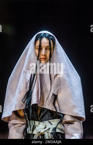 I modelli mostrano gli articoli del secondo anno di laurea durante la sfilata di moda di fine anno che mostra le creazioni di studenti del corso di laurea e master del dipartimento di moda della Royal Academy of fine Arts - AP Hogeschool, ad Anversa, . FOTO DI BELGA JONAS ROOSENS Foto Stock