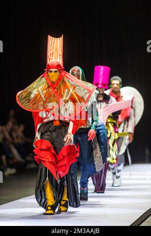 I modelli mostrano gli articoli del secondo anno di bachelor durante la sfilata di moda di fine anno che mostra le creazioni degli studenti del diploma di bachelor e master del reparto moda della Royal Academy of fine Arts - AP Hogeschool, ad Anversa, venerdì 03 giugno 2022. FOTO DI BELGA JONAS ROOSENS Foto Stock