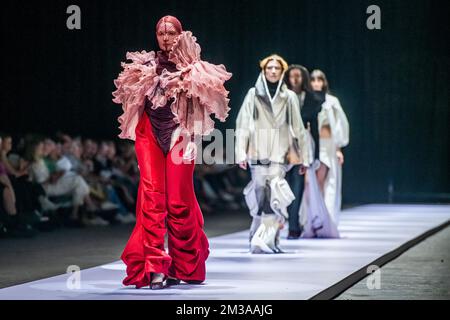 I modelli mostrano gli articoli del secondo anno di laurea durante la sfilata di moda di fine anno che mostra le creazioni di studenti del corso di laurea e master del dipartimento di moda della Royal Academy of fine Arts - AP Hogeschool, ad Anversa, . FOTO DI BELGA JONAS ROOSENS Foto Stock