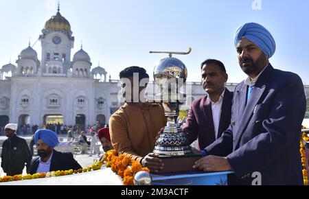 Amritsar, India. 14th Dec, 2022. AMRITSAR, INDIA - 14 DICEMBRE: Ufficiali di Hockey con la Coppa del mondo di Hockey della FIH durante il “Trophy Tour” fuori dal Tempio d'Oro il 14 dicembre 2022 ad Amritsar, in India. La Coppa del mondo di Hockey FIH maschile 2023 si terrà presso lo stadio Kalinga di Bhubaneswar, India, dal 13 al 29 gennaio 2023. (Foto di Sameer Sehgal/Hindustan Times/Sipa USA) Credit: Sipa USA/Alamy Live News Foto Stock