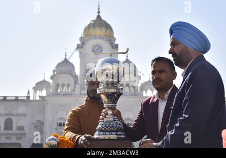 Amritsar, India. 14th Dec, 2022. AMRITSAR, INDIA - 14 DICEMBRE: Ufficiali di Hockey con la Coppa del mondo di Hockey della FIH durante il “Trophy Tour” fuori dal Tempio d'Oro il 14 dicembre 2022 ad Amritsar, in India. La Coppa del mondo di Hockey FIH maschile 2023 si terrà presso lo stadio Kalinga di Bhubaneswar, India, dal 13 al 29 gennaio 2023. (Foto di Sameer Sehgal/Hindustan Times/Sipa USA) Credit: Sipa USA/Alamy Live News Foto Stock