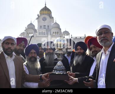 Amritsar, India. 14th Dec, 2022. AMRITSAR, INDIA - 14 DICEMBRE: Shirani Gurdwara Parbandhak Committee (SGPC) ufficiali e Hockey con la Coppa del mondo di Hockey FIH durante il “Trophy Tour” al di fuori del Tempio d'Oro il 14 dicembre 2022 ad Amritsar, India. La Coppa del mondo di Hockey FIH maschile 2023 si terrà presso lo stadio Kalinga di Bhubaneswar, India, dal 13 al 29 gennaio 2023. (Foto di Sameer Sehgal/Hindustan Times/Sipa USA) Credit: Sipa USA/Alamy Live News Foto Stock