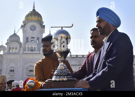 Amritsar, India. 14th Dec, 2022. AMRITSAR, INDIA - 14 DICEMBRE: Ufficiali di Hockey con la Coppa del mondo di Hockey della FIH durante il “Trophy Tour” fuori dal Tempio d'Oro il 14 dicembre 2022 ad Amritsar, in India. La Coppa del mondo di Hockey FIH maschile 2023 si terrà presso lo stadio Kalinga di Bhubaneswar, India, dal 13 al 29 gennaio 2023. (Foto di Sameer Sehgal/Hindustan Times/Sipa USA) Credit: Sipa USA/Alamy Live News Foto Stock