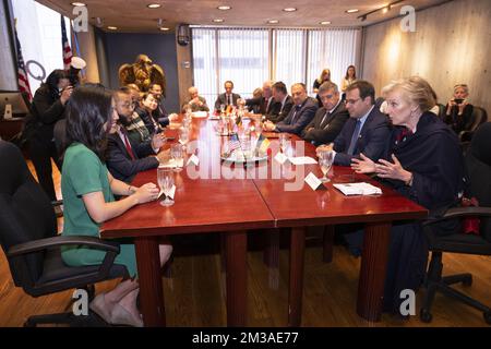 Il sindaco di Boston Michelle Wu e la principessa Astrid del Belgio un incontro al municipio di Boston, durante una Missione economica belga negli Stati Uniti d'America, venerdì 10 giugno 2022. Dal 4th al 12th giugno una delegazione con la Principessa e vari Ministri visiterà Atlanta, New York e Boston. BELGA PHOTO LAURIE DIEFFEMBACQ Foto Stock