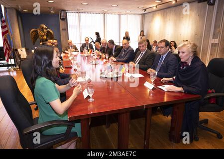 Il sindaco di Boston Michelle Wu e la principessa Astrid del Belgio un incontro al municipio di Boston, durante una Missione economica belga negli Stati Uniti d'America, venerdì 10 giugno 2022. Dal 4th al 12th giugno una delegazione con la Principessa e vari Ministri visiterà Atlanta, New York e Boston. BELGA PHOTO LAURIE DIEFFEMBACQ Foto Stock