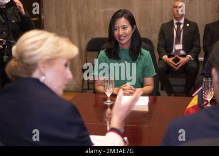 La principessa Astrid del Belgio e il sindaco di Boston Michelle Wu hanno ritratto durante un incontro al municipio di Boston, durante una Missione economica belga negli Stati Uniti d'America, venerdì 10 giugno 2022. Dal 4th al 12th giugno una delegazione con la Principessa e vari Ministri visiterà Atlanta, New York e Boston. BELGA PHOTO LAURIE DIEFFEMBACQ Foto Stock