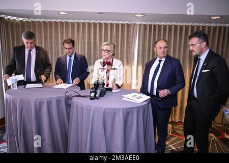 Il Ministro fiammingo Jan Jambon, il Ministro federale David Clarinval, la Principessa belga Astrid, il Vice Ministro vallone Willy Borsus e il Sottosegretario di Stato della regione di Bruxelles Pascal Smet hanno avuto una foto durante un momento stampa informale durante la Missione economica belga negli Stati Uniti, venerdì 10 giugno 2022 a Boston. Una delegazione con la Principessa e vari Ministri sarà in visita ad Atlanta, New York e Boston dal 4th al 12th giugno. FOTO DI BELGA LAURIE DIEFFEMBACQ Foto Stock