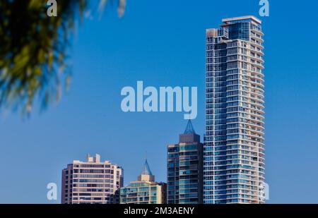 vista di diversi edifici di diverse altezze e alberi davanti Foto Stock