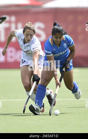 Barbara Nelen e Neha combattono per la palla in Belgio durante una partita di hockey tra le Red Panthers belghe e l'India nella fase di gruppo (partita 12 su 16) del concorso FOH Pro League femminile, domenica 12 giugno 2022 a Wilrijk, Anversa. FOTO DI BELGA JOHAN EYCKENS Foto Stock