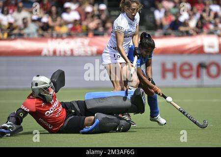 Kharibam Bichu Devi in India, Barbara Nelen in Belgio e Neha Goyal in India combattono per la palla durante una partita di hockey tra le Pantere rosse belghe e l'India nella fase di gruppo (gioco 12 su 16) della competizione femminile FIH Pro League, domenica 12 giugno 2022 a Wilrijk, Anversa. BELGA FOTO JOHAN EYCKENS Foto Stock