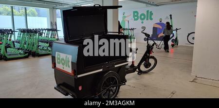 L'operatore di micro-mobilità Bolt, attivo in Belgio a Bruxelles, Namur-Namen, Ypres-Ieper e Dinant, che ha avviato le proprie attività in Belgio appena un anno fa, ha inaugurato ufficialmente il suo nuovo magazzino, il cui obiettivo è quello di ridurre al minimo i viaggi operativi, a Schaerbeek-Schaarbeek, Bruxelles, mercoledì 15 giugno 2022. Gli scooter non trovati in strada sono raccolti lì e il luogo ospita anche un'officina di manutenzione e riparazione. La flotta generale di bolt in Belgio ha tra 3.600 e 3.800 scooter. BELGA FOTO JUAN GODBILLE Foto Stock