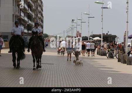 L'illustrazione raffigura due poliziotti sui cavalli lungo la spiaggia di Zeebrugge, sabato 18 giugno 2022. FOTO DI BELGA NICOLAS MAETERLINCK Foto Stock