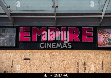 Slough, Berkshire, Regno Unito. 14th dicembre 2022. L'Empire Cinema di Slough si è improvvisamente e inaspettatamente chiuso. Molte aziende stanno chiudendo in Slough come un importante redvelope del centro della città sarà in corso lasciando gran parte della città come una città fantasma. Credit: Maureen McLean/Alamy Live News Foto Stock