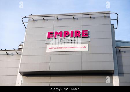 Slough, Berkshire, Regno Unito. 14th dicembre 2022. L'Empire Cinema di Slough si è improvvisamente e inaspettatamente chiuso. Molte aziende stanno chiudendo in Slough come un importante redvelope del centro della città sarà in corso lasciando gran parte della città come una città fantasma. Credit: Maureen McLean/Alamy Live News Foto Stock