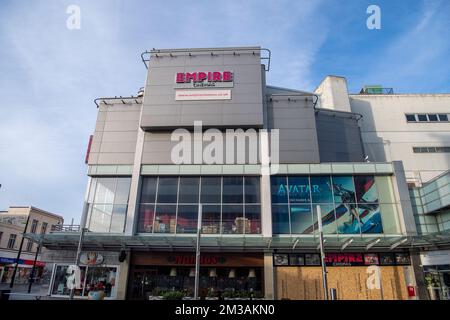 Slough, Berkshire, Regno Unito. 14th dicembre 2022. L'Empire Cinema di Slough si è improvvisamente e inaspettatamente chiuso. Molte aziende stanno chiudendo in Slough come un importante redvelope del centro della città sarà in corso lasciando gran parte della città come una città fantasma. Credit: Maureen McLean/Alamy Live News Foto Stock