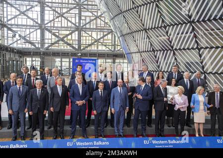 Il presidente belga del Consiglio europeo Charles Michel e il presidente francese Emmanuel Macron (presidente della presidenza europea) e i leader europei hanno illustrato nel momento fotografico del gruppo familiare in occasione di una riunione UE-Balcani occidentali, in vista del vertice del Consiglio europeo, a Bruxelles, giovedì 23 giugno 2022. I leader di Serbia, Albania e Macedonia settentrionale non boicotteranno il vertice dell'Unione europea. I leader albanesi e della Macedonia settentrionale hanno ritenuto di restare lontani dal vertice, mentre la Bulgaria continua a bloccare l'avvio dei colloqui sull'adesione dei due paesi all'Unione europea. Il vertice dell'Unione europea sull'Ovest Foto Stock