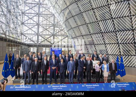 Il presidente belga del Consiglio europeo Charles Michel e il presidente francese Emmanuel Macron (presidente della presidenza europea) e i leader europei hanno illustrato nel momento fotografico del gruppo familiare in occasione di una riunione UE-Balcani occidentali, in vista del vertice del Consiglio europeo, a Bruxelles, giovedì 23 giugno 2022. I leader di Serbia, Albania e Macedonia settentrionale non boicotteranno il vertice dell'Unione europea. I leader albanesi e della Macedonia settentrionale hanno ritenuto di restare lontani dal vertice, mentre la Bulgaria continua a bloccare l'avvio dei colloqui sull'adesione dei due paesi all'Unione europea. Il vertice dell'Unione europea sull'Ovest Foto Stock