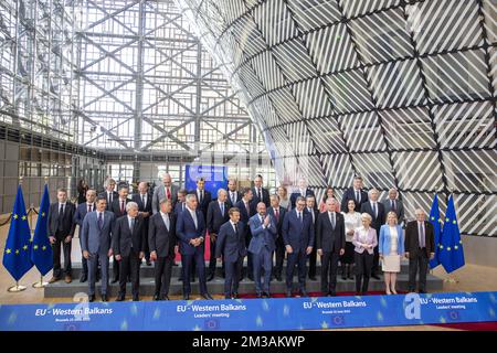 Il presidente belga del Consiglio europeo Charles Michel e il presidente francese Emmanuel Macron (presidente della presidenza europea) e i leader europei hanno illustrato nel momento fotografico del gruppo familiare in occasione di una riunione UE-Balcani occidentali, in vista del vertice del Consiglio europeo, a Bruxelles, giovedì 23 giugno 2022. I leader di Serbia, Albania e Macedonia settentrionale non boicotteranno il vertice dell'Unione europea. I leader albanesi e della Macedonia settentrionale hanno ritenuto di restare lontani dal vertice, mentre la Bulgaria continua a bloccare l'avvio dei colloqui sull'adesione dei due paesi all'Unione europea. Il vertice dell'Unione europea sull'Ovest Foto Stock