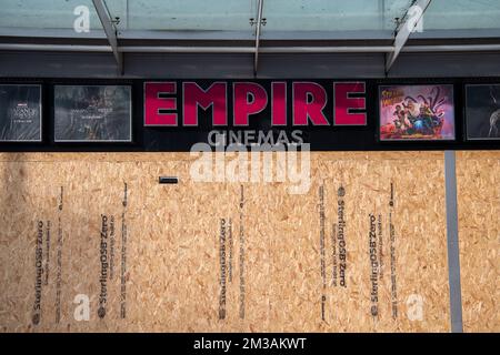 Slough, Berkshire, Regno Unito. 14th dicembre 2022. L'Empire Cinema di Slough si è improvvisamente e inaspettatamente chiuso. Molte aziende stanno chiudendo in Slough come un importante redvelope del centro della città sarà in corso lasciando gran parte della città come una città fantasma. Credit: Maureen McLean/Alamy Live News Foto Stock