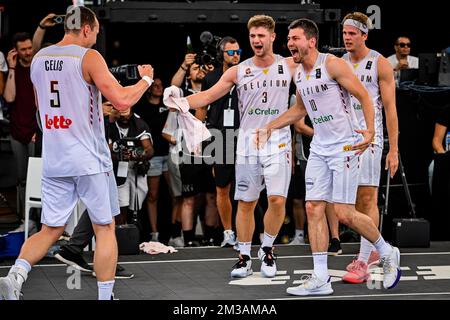 Maxime Depuydt del Belgio, Nick Celis del Belgio, Bryan De Valck del Belgio e Thibaut Vervoort del Belgio festeggiano, dopo aver vinto una partita di basket 3x3 tra Belgio e Stati Uniti, la terza partita (su quattro) della tappa del Qualifier maschile alla Coppa del mondo FIBA 2022, giovedì 23 giugno 2022, ad Anversa. La FIBA 3x3 Basket World Cup 2022 si svolge dal 21 al 26 giugno ad Anversa. BELGA FOTO DIRK WAEM Foto Stock