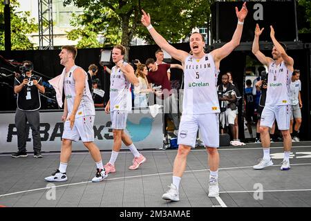 Maxime Depuydt del Belgio, Nick Celis del Belgio, Bryan De Valck del Belgio e Thibaut Vervoort del Belgio festeggiano, dopo aver vinto una partita di basket 3x3 tra Belgio e Stati Uniti, la terza partita (su quattro) della tappa del Qualifier maschile alla Coppa del mondo FIBA 2022, giovedì 23 giugno 2022, ad Anversa. La FIBA 3x3 Basket World Cup 2022 si svolge dal 21 al 26 giugno ad Anversa. BELGA FOTO DIRK WAEM Foto Stock