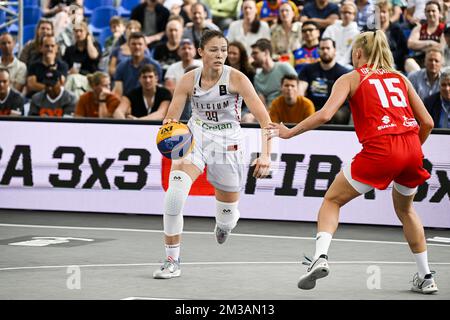 L'Ine Joris del Belgio e la Polonia Klaudia Gertchen hanno ritratto in azione durante una partita di basket 3x3 tra Belgio e Polonia, nel round di qualificazione femminile alla Coppa del mondo FIBA 2022, venerdì 24 giugno 2022, ad Anversa. La FIBA 3x3 Basket World Cup 2022 si svolge dal 21 al 26 giugno ad Anversa. BELGA FOTO TOM GOYVAERTS Foto Stock