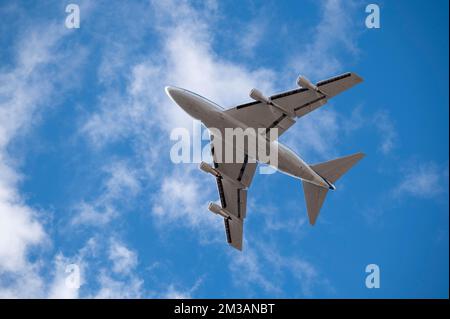 L'osservatorio stratosferico per l'astronomia infrarossa (SOFIA) della NASA sorvola la linea di volo della base aerea Davis-Monthan, Ariz., 13 dicembre 2022. L'aereo SOFIA è un Boeing 747SP jetliner modificato per portare un telescopio riflettente. Ha permesso agli astronomi di studiare il sistema solare e oltre in modi che non sono possibili con telescopi a base di terra. (STATI UNITI Foto dell'Aeronautica militare di Sgt. Kristine Legate) Foto Stock