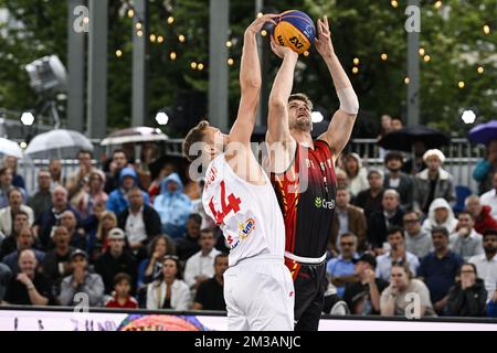 Szymon Rduch in Polonia e Bryan De Valck in Belgio hanno ritratto in azione durante una partita di basket 3x3 tra Belgio e Polonia, nella quarta finale maschile alla Coppa del mondo FIBA 2022, sabato 25 giugno 2022, ad Anversa. La FIBA 3x3 Basket World Cup 2022 si svolge dal 21 al 26 giugno ad Anversa. BELGA FOTO TOM GOYVAERTS Foto Stock