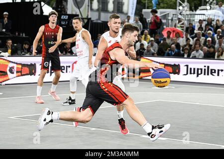 Il belga Bryan De Valck e il polacco Przemyslaw Zamojski hanno illustrato in azione durante una partita di basket 3x3 tra Belgio e Polonia, nella finale maschile del quarto posto della Coppa del mondo FIBA 2022, sabato 25 giugno 2022, ad Anversa. La FIBA 3x3 Basket World Cup 2022 si svolge dal 21 al 26 giugno ad Anversa. BELGA FOTO TOM GOYVAERTS Foto Stock