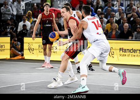 Il belga Nick Celis e il polacco Pawel Pawlowski hanno illustrato in azione durante una partita di basket 3x3 tra Belgio e Polonia, nella finale maschile della Coppa del mondo FIBA 2022, sabato 25 giugno 2022, ad Anversa. La FIBA 3x3 Basket World Cup 2022 si svolge dal 21 al 26 giugno ad Anversa. BELGA FOTO TOM GOYVAERTS Foto Stock