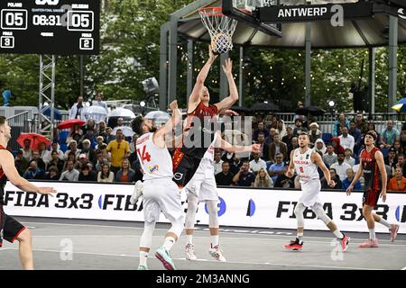 Il polacco Pawel Pawlowski e il belga Nick Celis hanno ritratto in azione durante una partita di basket 3x3 tra Belgio e Polonia, nella finale maschile della Coppa del mondo FIBA 2022, sabato 25 giugno 2022, ad Anversa. La FIBA 3x3 Basket World Cup 2022 si svolge dal 21 al 26 giugno ad Anversa. BELGA FOTO TOM GOYVAERTS Foto Stock