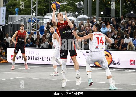 Il belga Nick Celis e il polacco Pawel Pawlowski hanno illustrato in azione durante una partita di basket 3x3 tra Belgio e Polonia, nella finale maschile della Coppa del mondo FIBA 2022, sabato 25 giugno 2022, ad Anversa. La FIBA 3x3 Basket World Cup 2022 si svolge dal 21 al 26 giugno ad Anversa. BELGA FOTO TOM GOYVAERTS Foto Stock