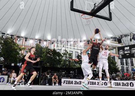 Pawel Pawlowski in Polonia, Nick Celis in Belgio e Szymon Rduch in Polonia hanno ritratto in azione durante una partita di basket 3x3 tra Belgio e Polonia, nella quarta finale maschile alla Coppa del mondo FIBA 2022, sabato 25 giugno 2022, ad Anversa. La FIBA 3x3 Basket World Cup 2022 si svolge dal 21 al 26 giugno ad Anversa. BELGA FOTO TOM GOYVAERTS Foto Stock