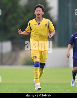 Daichi Hayashi di STVV ha ritratto in azione durante una partita amichevole tra le squadre belghe di prima divisione RSCA Anderlecht e STVV Sint-Truidense VV, in vista della stagione 2022-2023, sabato 25 giugno 2022 a Neerpede, Anderlecht, Bruxelles. BELGA FOTO DAVID CATRY Foto Stock