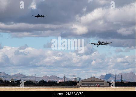 Due A-10 Thunderbolt IIS assegnati alla 355th Wing sorvolano la linea di volo alla base dell'aeronautica di Davis-Monthan, Ariz., 13 dicembre 2022. Il modello a-10s offre un'eccellente manovrabilità a basse velocità e altitudine, mantenendo al contempo una piattaforma di consegna delle armi estremamente precisa. (STATI UNITI Foto dell'Aeronautica militare di Sgt. Kristine Legate) Foto Stock