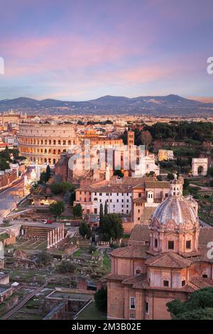 Roma, Italia vista verso il Colosseo con aree archeologiche al tramonto. Foto Stock