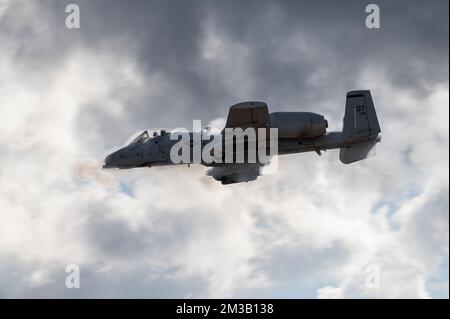 Un A-10 Thunderbolt II assegnato allo Squadron di prova e valutazione 422nd conduce una corsa di strafing sul Nevada Test and Training Range, Nevada, 7 dicembre 2022. Il Modello A-10 Thunderbolt II offre un'eccellente manovrabilità a basse velocità e altitudini, pur mantenendo una piattaforma di consegna delle armi estremamente precisa. (STATI UNITI Foto dell'Aeronautica militare di William R. Lewis) Foto Stock