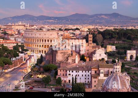 Roma, Italia vista verso il Colosseo con aree archeologiche al tramonto. Foto Stock