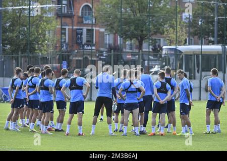 I giocatori di Dynamo Kyiv sono raffigurati durante una sessione di allenamento del club calcistico ucraino FC Dynamo Kyiv, giovedì 14 luglio 2022 al Petit Heyzel/ Kleine Heizel, a Bruxelles. La città di Bruxelles mette a disposizione della squadra di calcio lo stadio Kleine Heysel, in modo che possa allenarsi prima di giocare la loro amichevole partita contro Anversa venerdì 15 luglio. Si trovano a Bruxelles come parte del loro tour internazionale "Stop the War - Pregate for Peace". BELGA FOTO DIRK WAEM Foto Stock