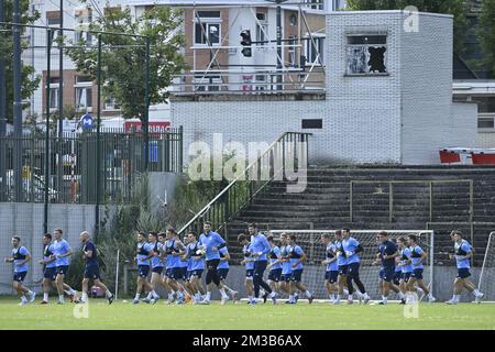 I giocatori di Dynamo Kyiv sono raffigurati durante una sessione di allenamento del club calcistico ucraino FC Dynamo Kyiv, giovedì 14 luglio 2022 al Petit Heyzel/ Kleine Heizel, a Bruxelles. La città di Bruxelles mette a disposizione della squadra di calcio lo stadio Kleine Heysel, in modo che possa allenarsi prima di giocare la loro amichevole partita contro Anversa venerdì 15 luglio. Si trovano a Bruxelles come parte del loro tour internazionale "Stop the War - Pregate for Peace". BELGA FOTO DIRK WAEM Foto Stock