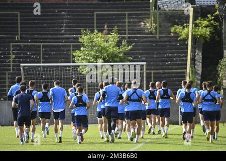 I giocatori di Dynamo Kyiv sono raffigurati durante una sessione di allenamento del club calcistico ucraino FC Dynamo Kyiv, giovedì 14 luglio 2022 al Petit Heyzel/ Kleine Heizel, a Bruxelles. La città di Bruxelles mette a disposizione della squadra di calcio lo stadio Kleine Heysel, in modo che possa allenarsi prima di giocare la loro amichevole partita contro Anversa venerdì 15 luglio. Si trovano a Bruxelles come parte del loro tour internazionale "Stop the War - Pregate for Peace". BELGA FOTO DIRK WAEM Foto Stock