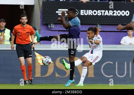 Francis Amuzu di Anderlecht e Malo gusto di Lione lottano per la palla durante una partita di calcio amichevole tra RSC Anderslecht e Olympique Lyonnais, sabato 16 luglio 2022 ad Anderlecht, per preparare la prima divisione 2022-2023 'Jupiler Pro League' del campionato belga. BELGA FOTO KURT DESPLENTER Foto Stock