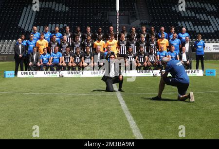 Il manager di Charleroi Mehdi Bayat (davanti) si pone con la sua squadra alla fotografia 2022-2023 del club belga Jupiler Pro League Sporting Charleroi, martedì 19 luglio 2022 a Charleroi. BELGA FOTO VIRGINIE LEFOUR Foto Stock