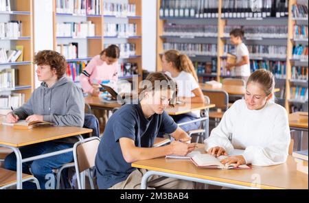 Adolescenti che trascorrono del tempo in biblioteca Foto Stock